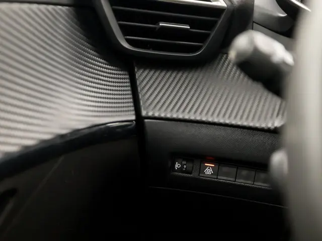Peugeot 208 1.2 PureTech Allure Deluxe 2022 Benzine 24