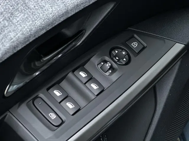 Peugeot e-3008 Allure 210pk 73 kWh 2024 Elektrisch 25