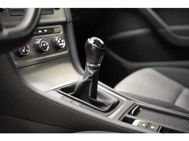 Volkswagen Golf 1.0 TSI Edition [ airco ] 2016 Benzine 17