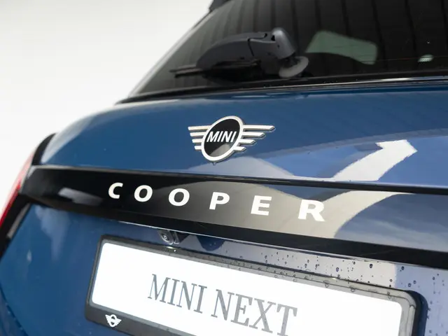 MINI 5-Deurs Cooper C Favoured 2025 Benzine 18