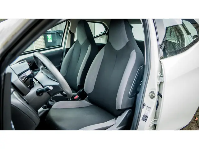 Toyota Aygo 1.0 VVT-i x-now 2016 Benzine 16