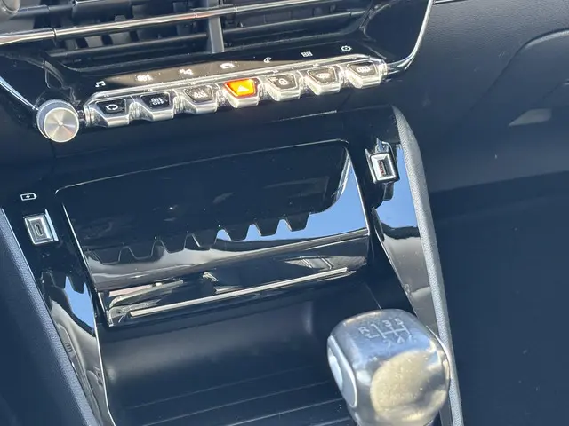 Peugeot 2008 1.2 PureTech Allure 2020 Benzine 19