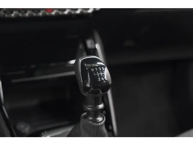 Peugeot 2008 PureTech 100 Allure 2024 Benzine 45