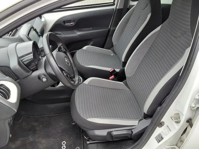 Toyota Aygo 1.0 VVT-i x-play 2019 Benzine 7