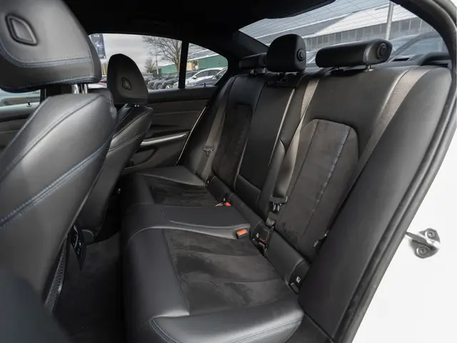 BMW 3 Serie 320i High Executive 2019 Benzine 16