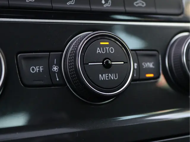 Volkswagen Golf 1.0 TSI Highline R-line 2017 Benzine 54