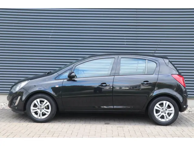 Opel Corsa 1.4-16V Berlin | 5 drs | Airco | NAP 2013 Benzine 2