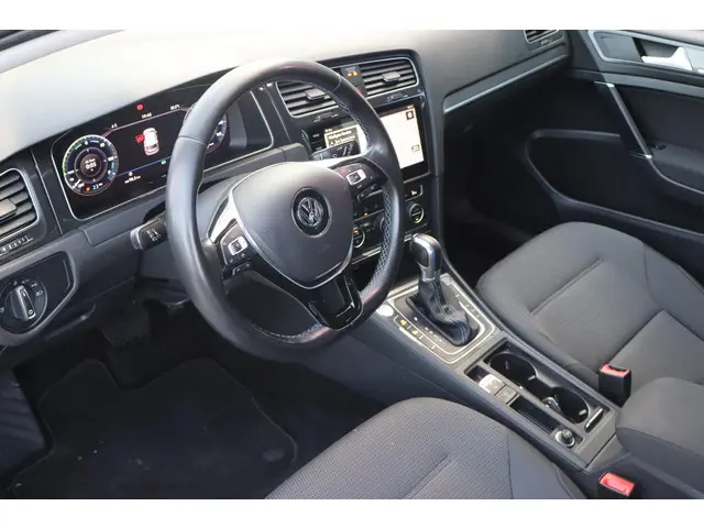 Volkswagen e-Golf 2