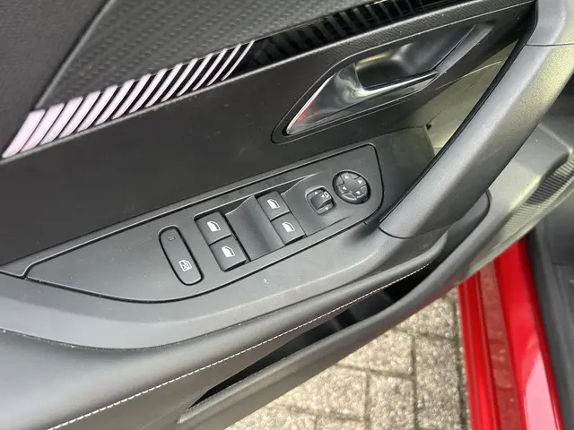 Peugeot 2008 1.2 Turbo 100PK Allure 2024 Benzine 33