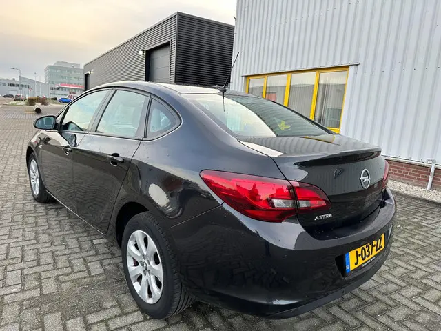 Opel Astra NOTCHBACK BA2H4EHTA5 2014 Benzine 4