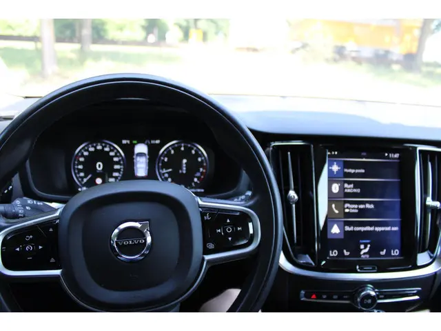Volvo V60 2.0 T4 Momentum Pro 2019 Benzine 17