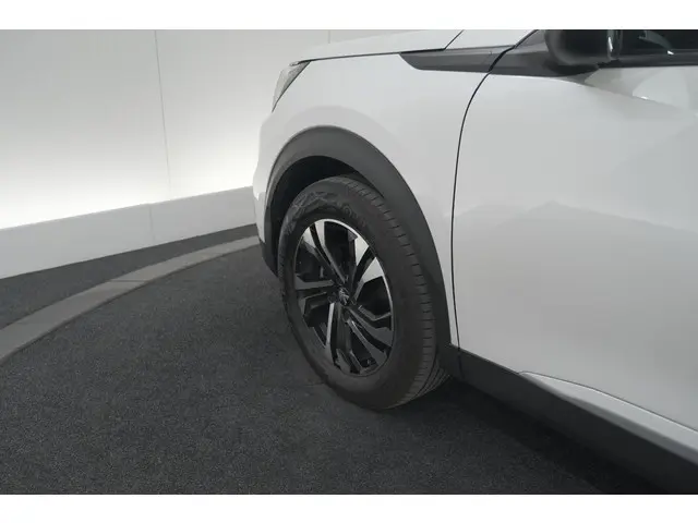 Peugeot 2008 PureTech 130 EAT8 Allure 2023 Benzine 19