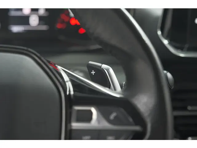 Peugeot 208 PureTech 100 EAT8 Active 2020 Benzine 33