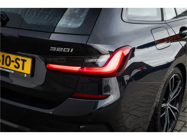 BMW 3 Serie Touring 320i M Sport High Ex 2021 Benzine 33