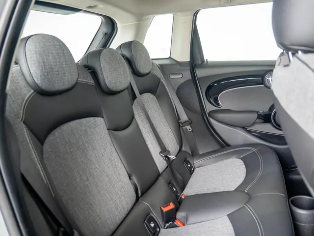 MINI 5-Deurs One 2022 Benzine 10