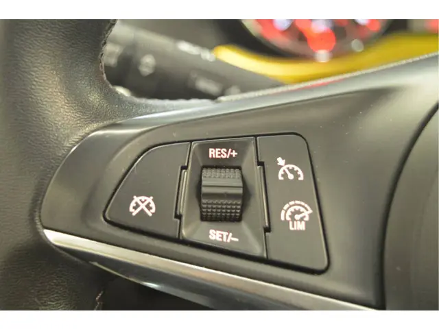 Opel ADAM 1.2 2015 Benzine 12