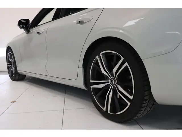 Volvo V60 2.0 B4 R-Design 2021 Benzine 38