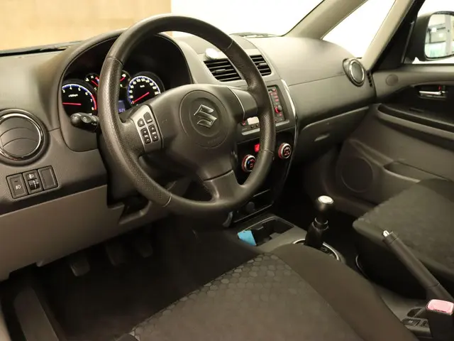 Suzuki SX4 1.6 Executive 2013 Benzine 3