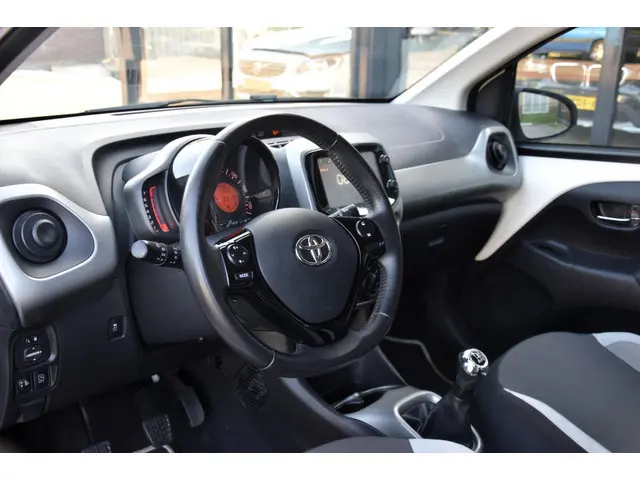 Toyota Aygo 1.0 VVT-i x-play 2016 Benzine 12