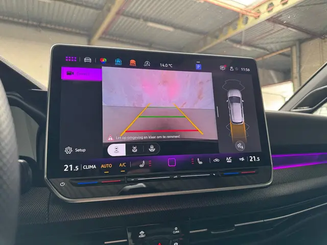 Volkswagen Golf 1.5 eTSI R line / Pano / H&K / 2025 Benzine 28