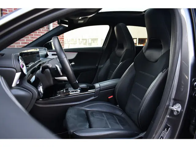 Mercedes-Benz A-Klasse 250 e AMG 2021 Hybride Benzine 4