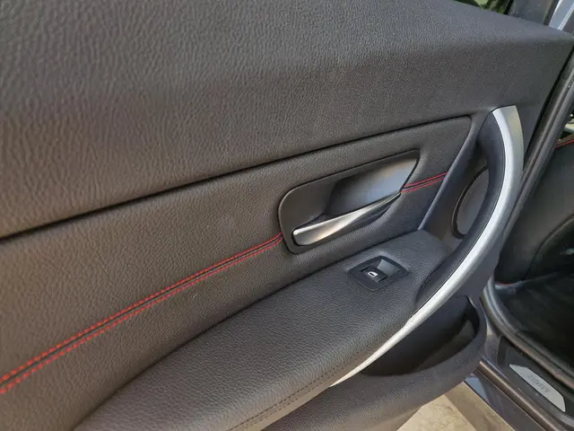 BMW 3 Serie 328i Executive 2012 Benzine 17