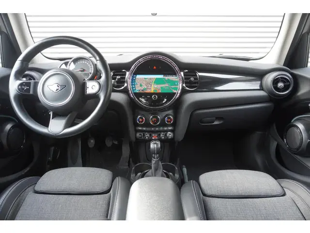 MINI 5-Deurs One 2022 Benzine 10