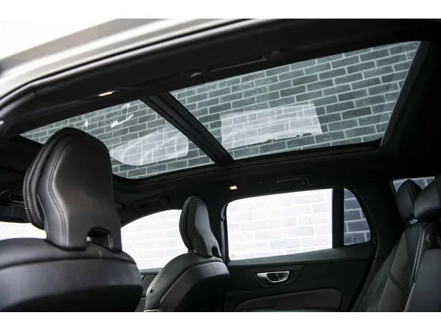 Volvo V60 2.0 B4 Plus Dark 2023 Benzine 35