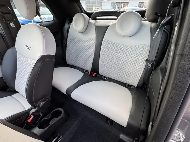 Fiat 500C 1.0 Hybrid Club 2022 Benzine 19