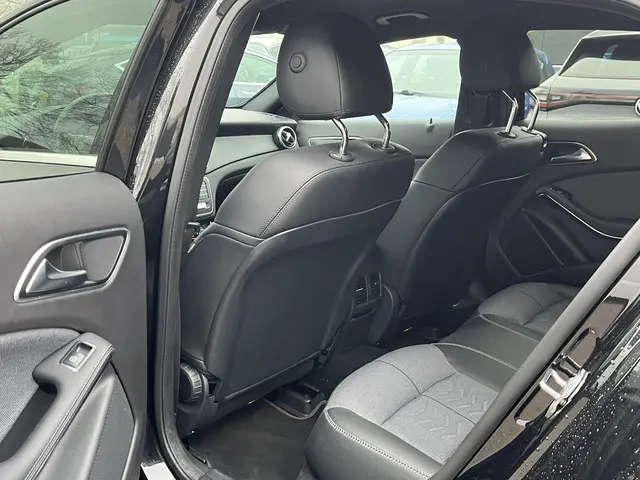 Mercedes-Benz GLA 180 Premium Plus 2018 Benzine 9