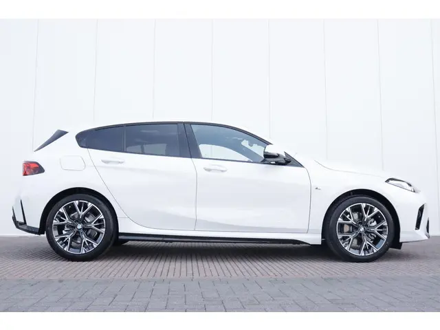 BMW 1 Serie 120 M Sport Design Edition 2025 Benzine 4