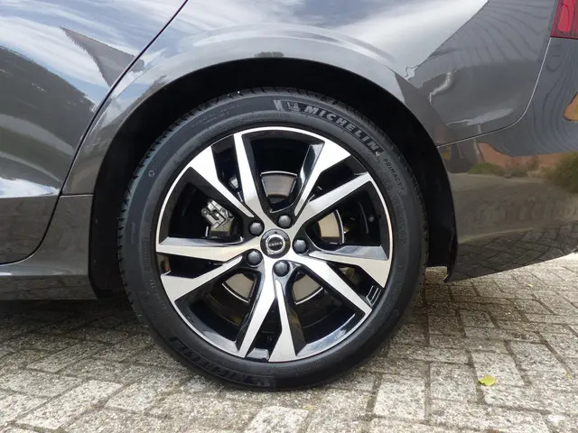 Volvo V60 B4 Plus Dark 2024 Benzine 18