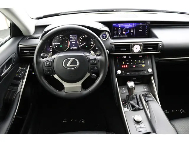Lexus IS 300h Luxury Line 2018 Hybride Benzine 48