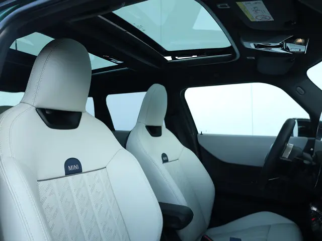 MINI 5-Deurs Mini 1.5 Cooper C Favoured L 2025 Benzine 20