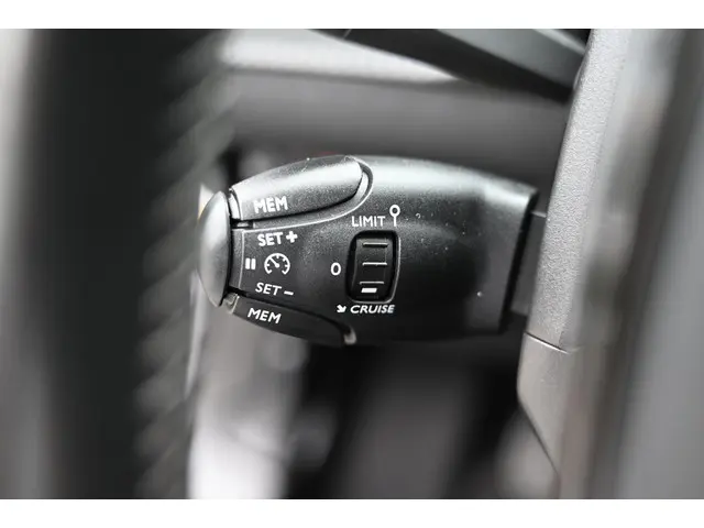 Peugeot 2008 1.2 PureTech Active 2020 Benzine 24