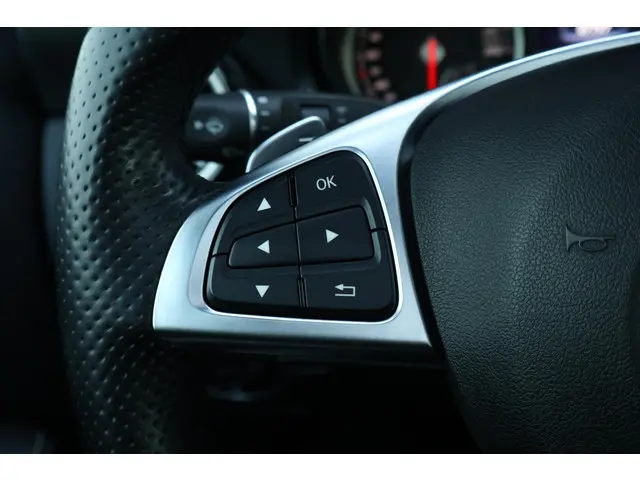 Mercedes-Benz GLA 200 Premium Plus 2018 Benzine 18