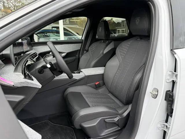 Peugeot 3008 1.2 Hybrid 145 GT 2025 Hybride Benzine 6