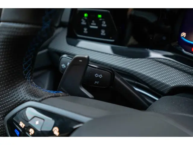 Volkswagen Golf Variant R | 322 PK | 2023 Benzine 32