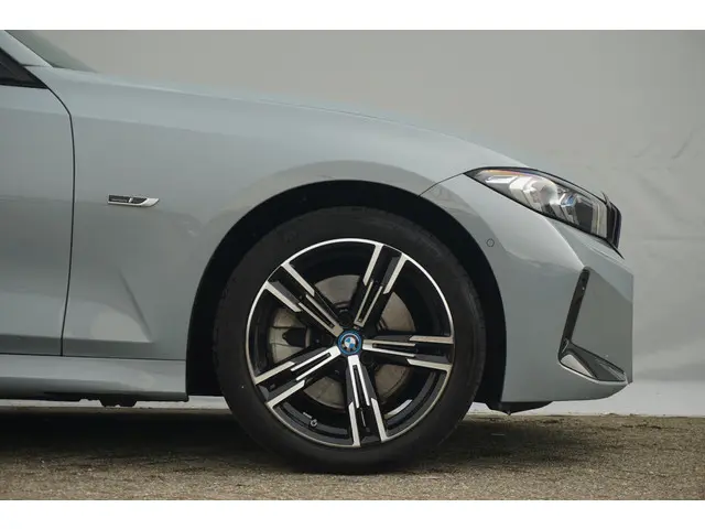 BMW 3 Serie 330e 2023 Hybride Benzine 6