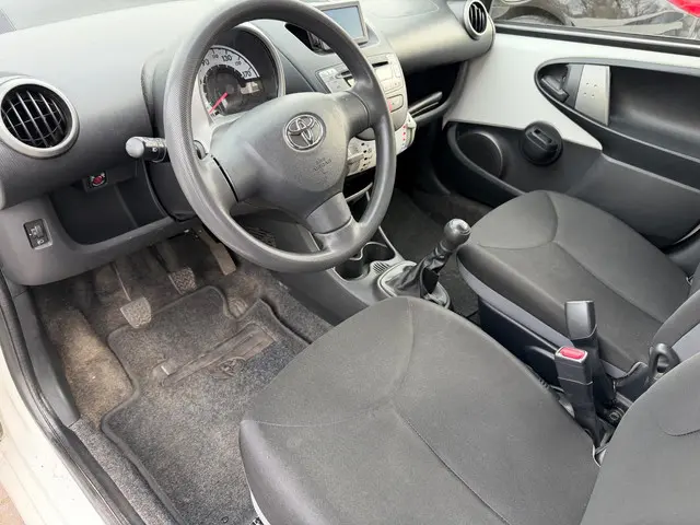 Toyota Aygo 1.0 VVT-i Now 5-deurs Airco 2013 Benzine 10