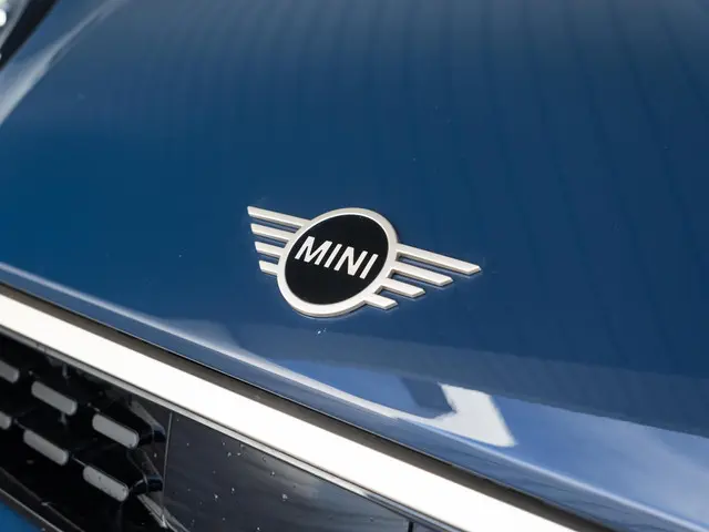 MINI 5-Deurs Cooper C Favoured 2025 Benzine 17