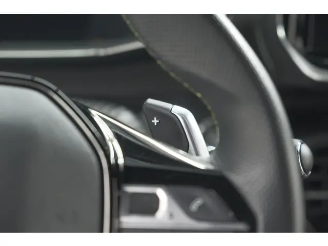 Peugeot 208 Hybrid 136 e-DCS6 GT 2024 Hybride Benzine 37