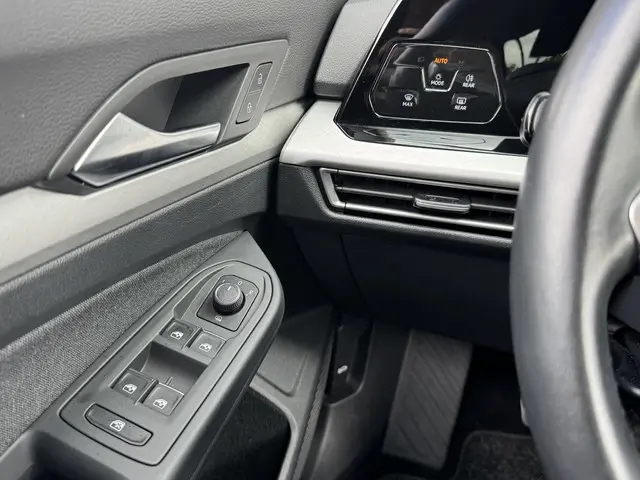 Volkswagen Golf 1.0 TSI LIFE 2023 Benzine 19