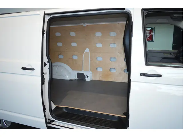 Volkswagen Transporter 2.0 TDI L2H1 28 150pk 2023 Diesel 9