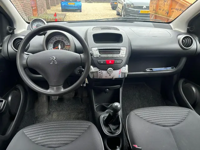 Peugeot 107 1.0 Active 2013 Benzine 14