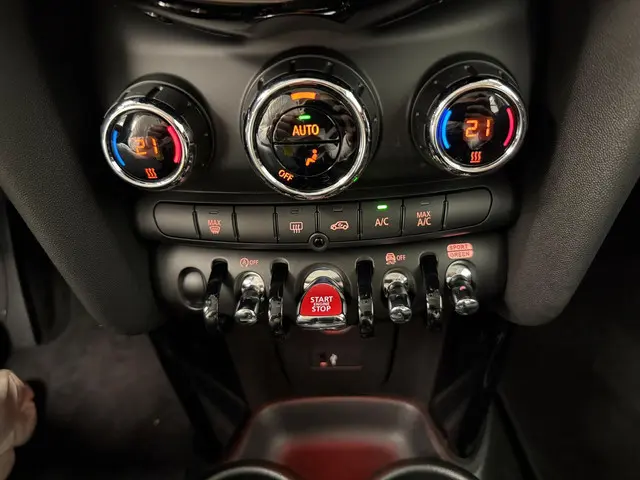 MINI 5-Deurs Cooper 2023 Benzine 24