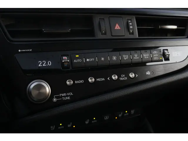 Lexus ES 300h President Line 2024 Hybride Benzine 30