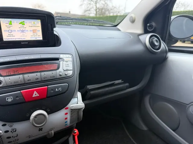 Toyota Aygo 1.0-12V Comfort Navigator 2012 Benzine 12