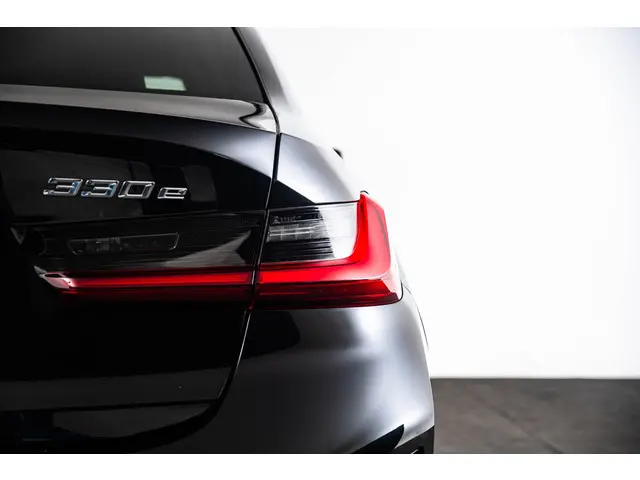 BMW 3 Serie 330e 2024 Hybride Benzine 42