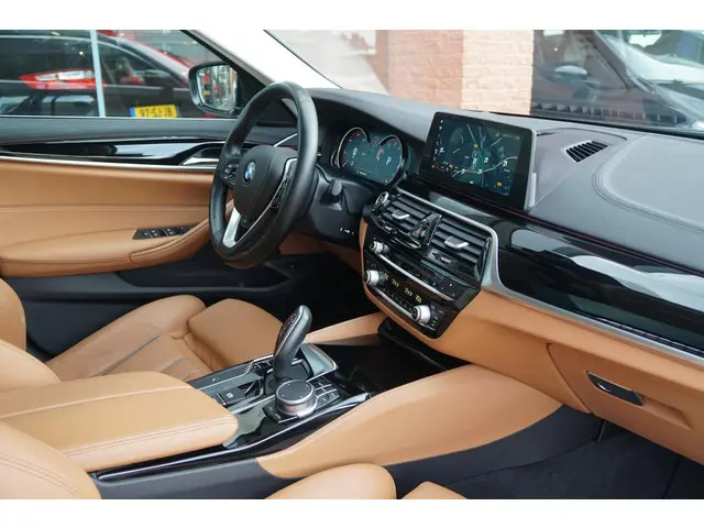 BMW 5 Serie Touring 530i xDrive Executive 2017 Benzine 16